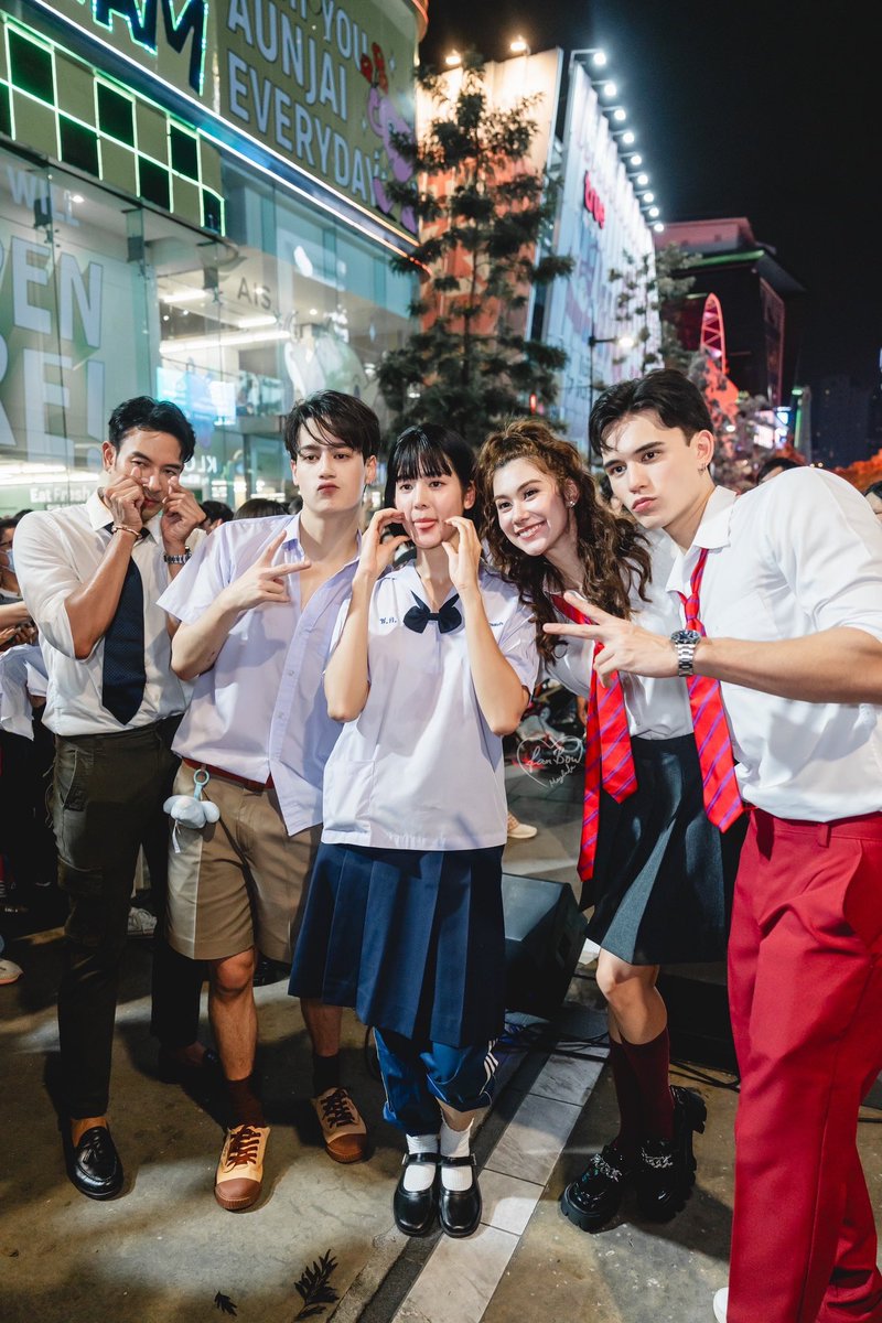 bow_fanclub's tweet image. ภาพกิจกรรม  #โลกหมุนรอบเธอinSiam 
โดยนักแสดง #โลกหมุนรอบเธอ และ วง #Multitrack 

ที่ Siam Square Walking Street

#โลกหมุนรอบเธอ #neverenough 
#โบว์เมลดา #bow_maylada 
#แฟนโบว์ #bow_fanclub 

Cr. @jordwphoto