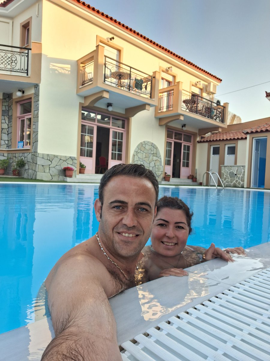 Yaş ilerledikçe farkedilen şeyler. 

-İnsanlara daha az güvenmek.
-Hak edilenden fazla değer vermek .
-Saygının aslında sevgiden daha değerli olduğu gerçeği.
-İz bıraksada herseyin gelip geçtiği.