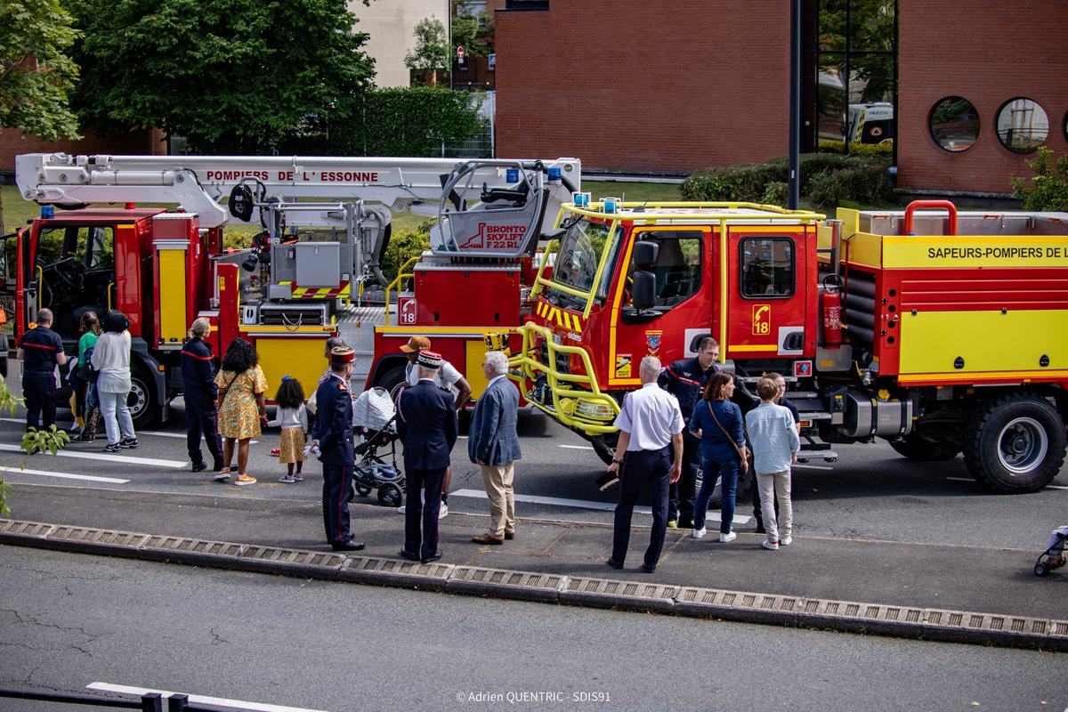 Les autorités essonniennes étaient réunies, samedi, à <a href="/VilledEvryCourc/">Ville d'Évry-Courcouronnes</a>, afin de commémorer le #14juillet. 🇫🇷
6 sapeurs-pompiers étaient sur les rangs de la cérémonie présidée par la <a href="/Prefet91/">Préfète de l'Essonne 🇫🇷</a>. Ils ont ensuite présenté un CCF, un VSAV et un BEA au public présent.