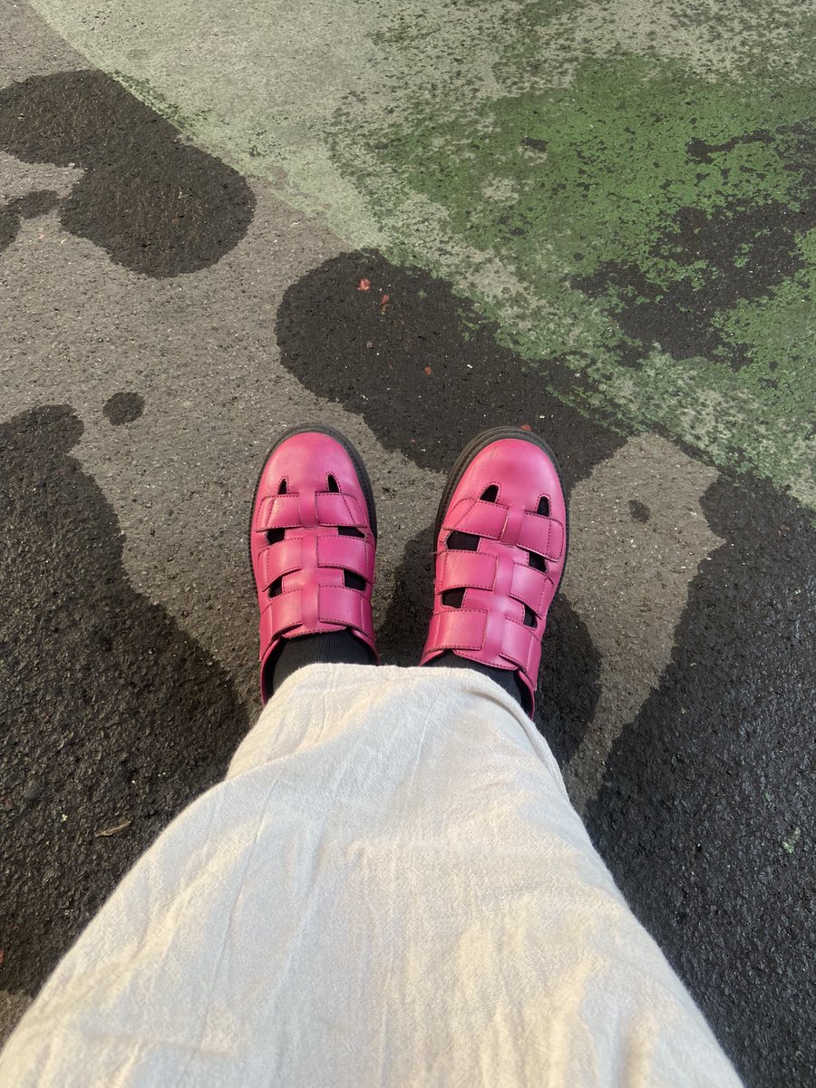 Siapa yang suka sendal eyecatching? 😆💞

Suka banget sendal iniii, pasti ada aja orang yg notice💕