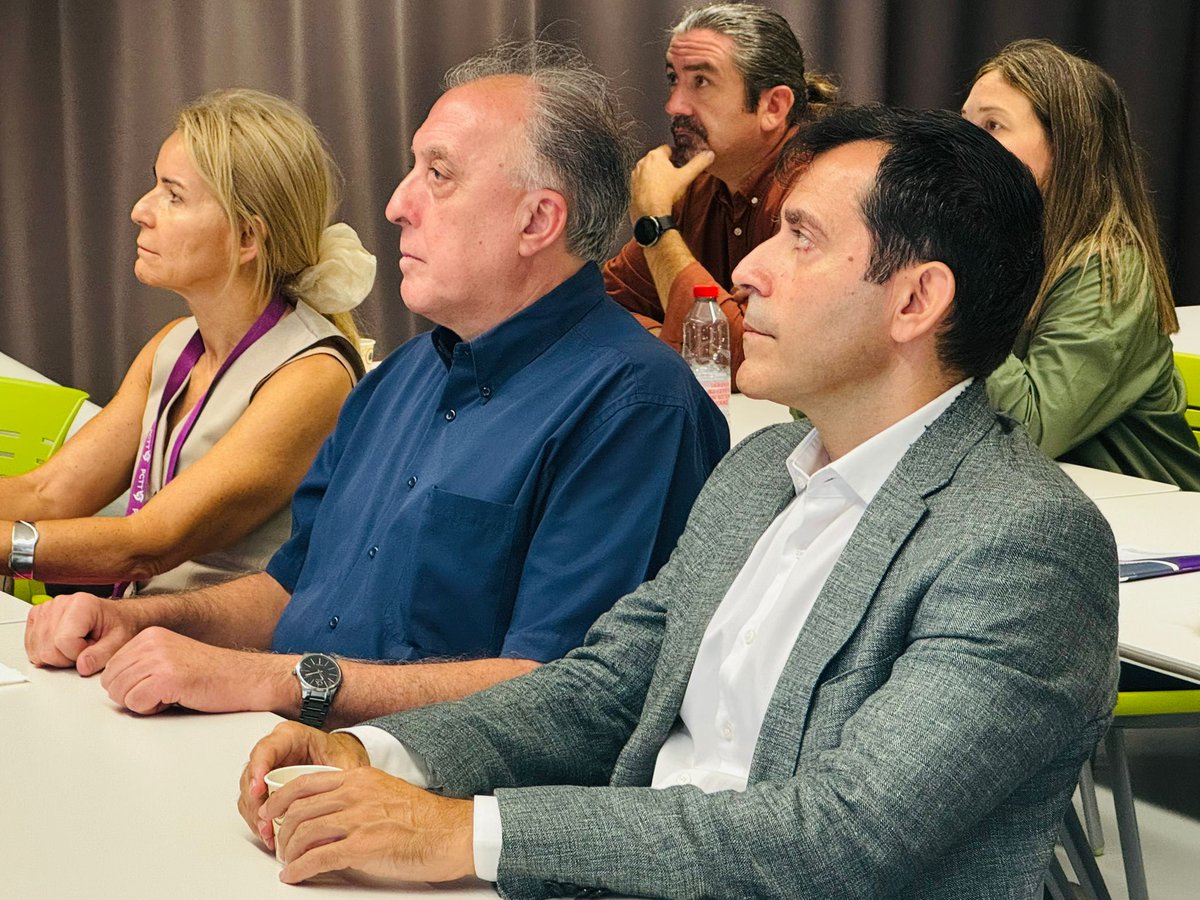 PCTTenerife's tweet photo. 🔬 El consejero de innovación, investigación y desarrollo @JuanjoMarti68, el vicerrector de Investigación y Transferencia Antonio Aparicio y Olga Martín directora gerente de #PCTT han visitado las instalaciones del Servicio General de Apoyo a la Investigación #SEGAI de la @ULL. https://t.co/YaHESXrZkq