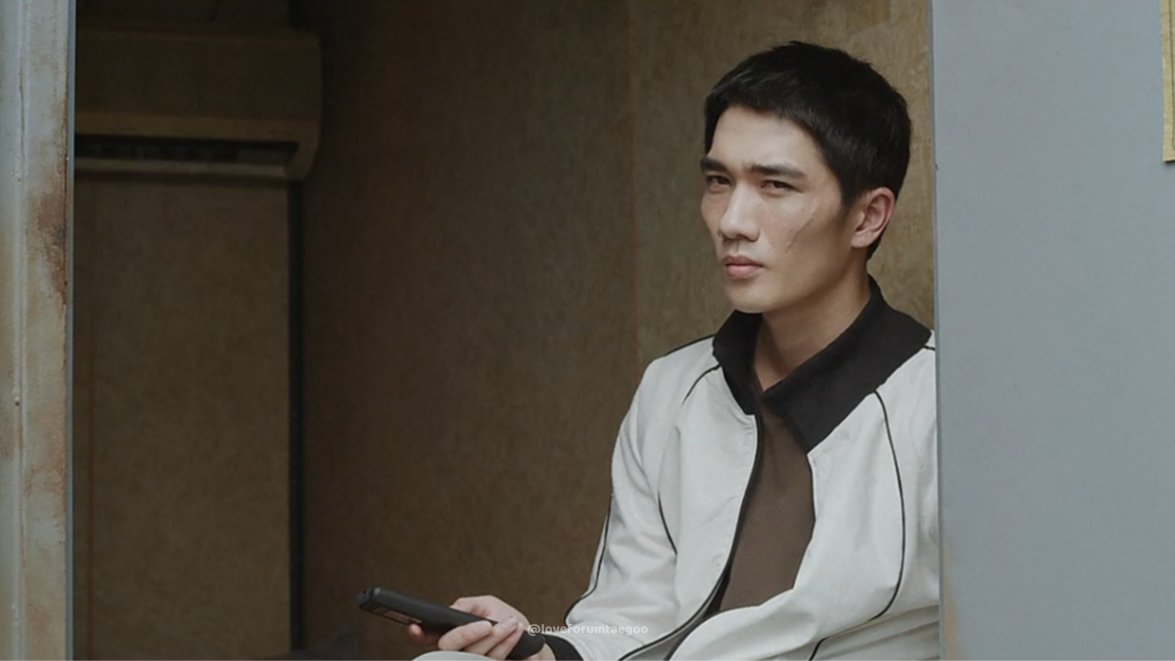 loveforUmTaegoo's tweet photo. Just met #WooGeon! He's not the main lead, but I think he's a scene stealer. He was lived with his 'mother' and & other. I thought he liked baseball cause usually watch it on tv.
Woo Geon is cold-blooded with no blood or tears. #엄태구 #UmTaegoo #차이나타운 #CoinLockerGirl #우건 https://t.co/TvWhusNpjV
