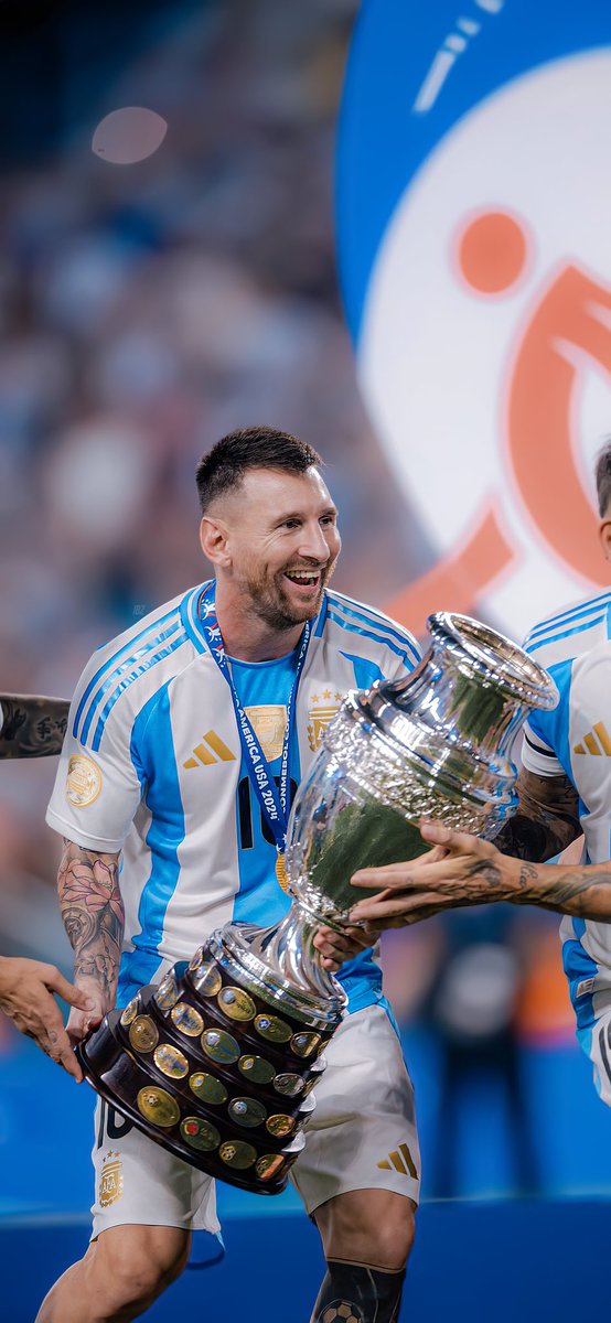 Lionel Messi: Argentina's beating heart. 🇦🇷 His leadership and world-class talent continue to inspire his teammates and the entire nation. #VamosArgentina #Messi𓃵 ⚽️