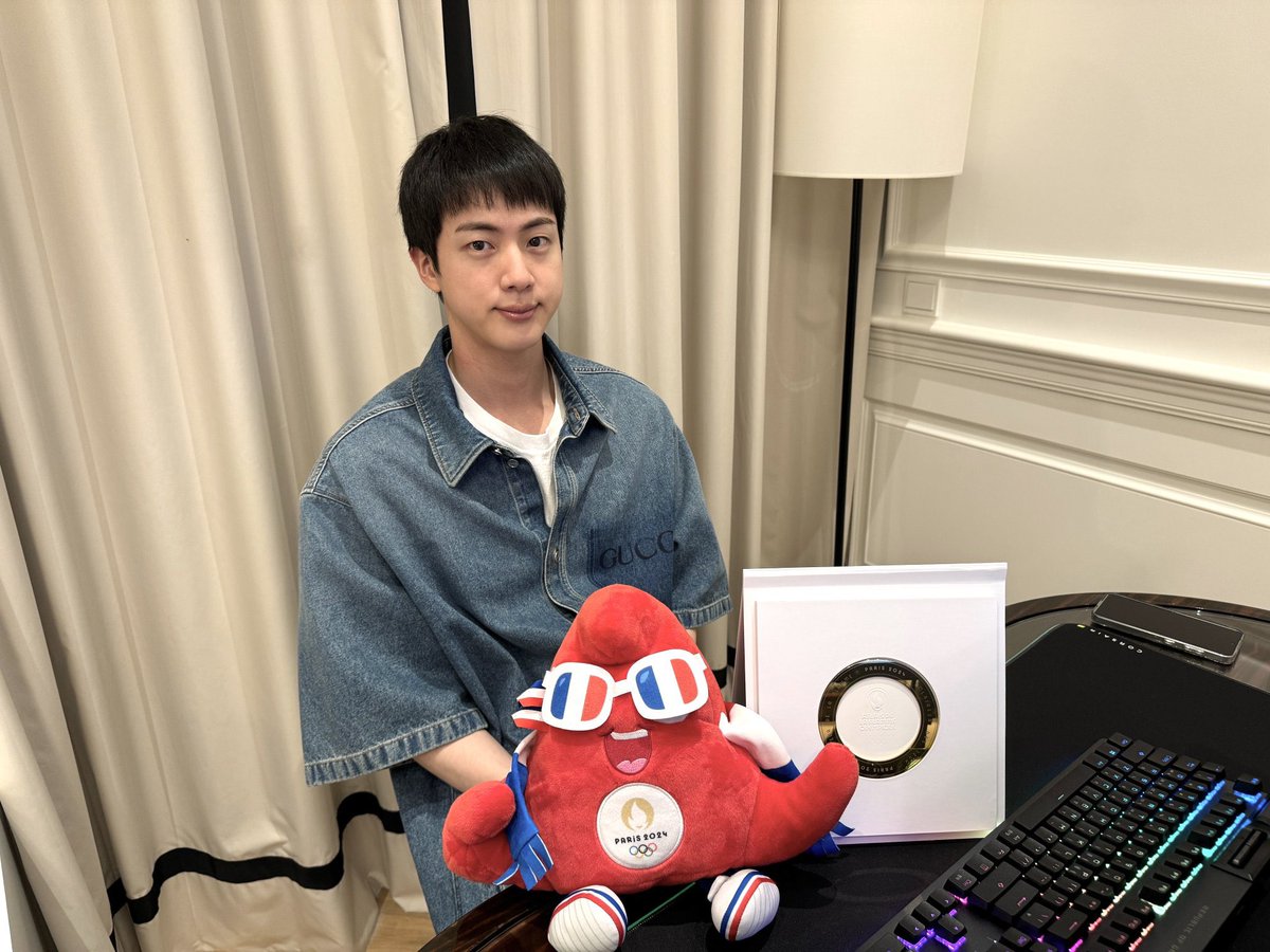 Shinemichm's tweet photo. — Traducción al español del reciente live de #JIN en Weverse ✨💜

🐹: Ayer, hice el relevo de la antorcha, y me dieron esto *muestra certificado y anillo dorado* esto es lo que hay entre la antorcha, y me dieron esto

Jin recibió una pieza de la antorcha, llamada [+] https://t.co/y9neuuF0uU