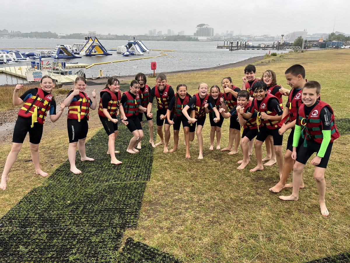 Dosbarth #Castanwydden6 yn barod i fwynhau a chael llawer o hwyl ar eu trip diwedd blwyddyn olaf i’r parc Aqua yn y Bae! 
#Castanwydden6 ready to enjoy and have fun on their last end of year trip to the Aquapark in Cardiff Bay 🌧️