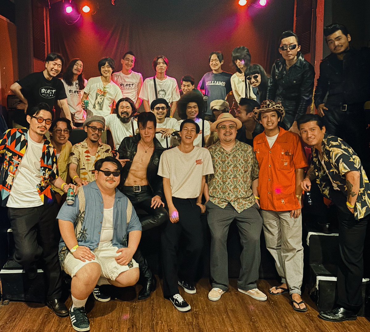 THANK YOU BLAST JAMS!!

ブラストツアー大阪名古屋ありがとう！
一緒に周ったマイティマウンテンズ、フーテン族、そしてDJクルー。皆各々のスタイルにプライド持ってて最高にカッコイイ連中です。このまま今週土曜の下北沢もブチかましていきましょうヨロシク！