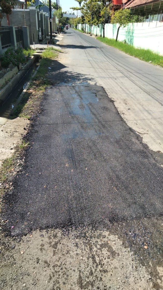 Senin, 15 Juli 2024 melalui Bidang Bina Marga DPUPR Kota Pekalongan melaksanakan kegiatan rutin Pemeliharaan Rutin Jl Manunggal dan Jl Merak.