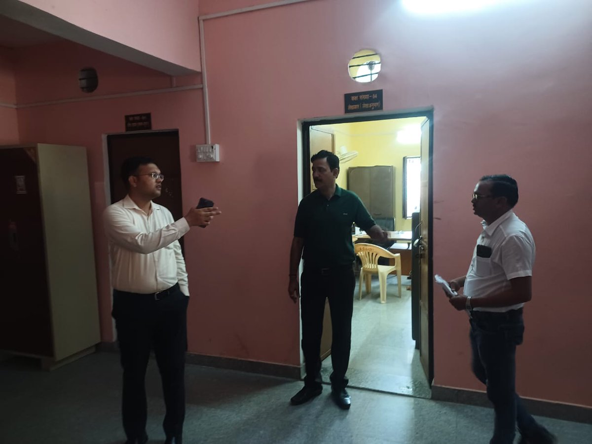 आज विकासखंड करछना मुख्यालय का निरीक्षण किया गया निरीक्षण में अनुपस्थित अधिकारियों व कर्मचारी से स्पष्टीकरण मांगा गया तथा विकासखंड स्तर पर विस्तृत साफ-सफाई कराए जाने के निर्देश दिए गए l <a href="/DM_PRAYAGRAJ/">DM Prayagraj</a> <a href="/CommissionerPrg/">Commissioner Prayagraj</a>
<a href="/ChiefSecyUP/">S.P. Goyal, Chief Secretary, GoUP</a> <a href="/CMOfficeUP/">CM Office, GoUP</a>