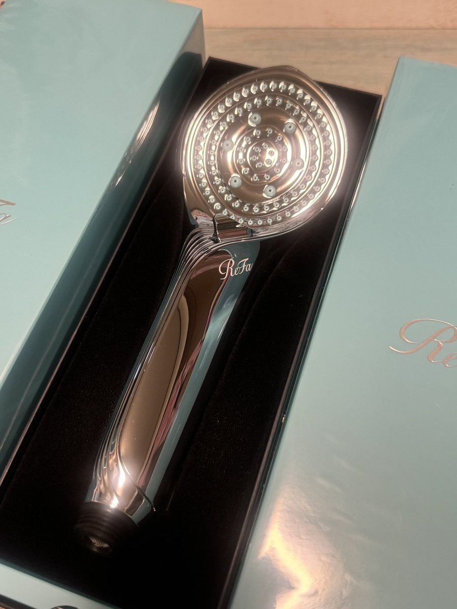 okinawa18338131's tweet photo. もう何年も前から買おうか悩んでいた🚿

数年前に📺ショッピングで、似たかたー買ったけど❌┓(*´ﾟω｀)┏

今回は期間限定で30％引き＋20％ポイント‼️今しかない👍

元々、ファイテンのベッド付けてたけど✋

今日から髪も肌もツルツル❤️笑

#Refa
#FINEBUBBLES https://t.co/mlo9PyQyNU