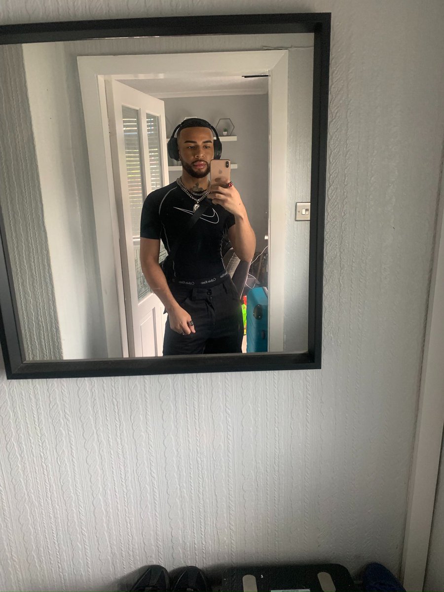 ShaqDoll's tweet photo. Looking this good but my phones so dry 🫣 https://t.co/lG3ylKokSL