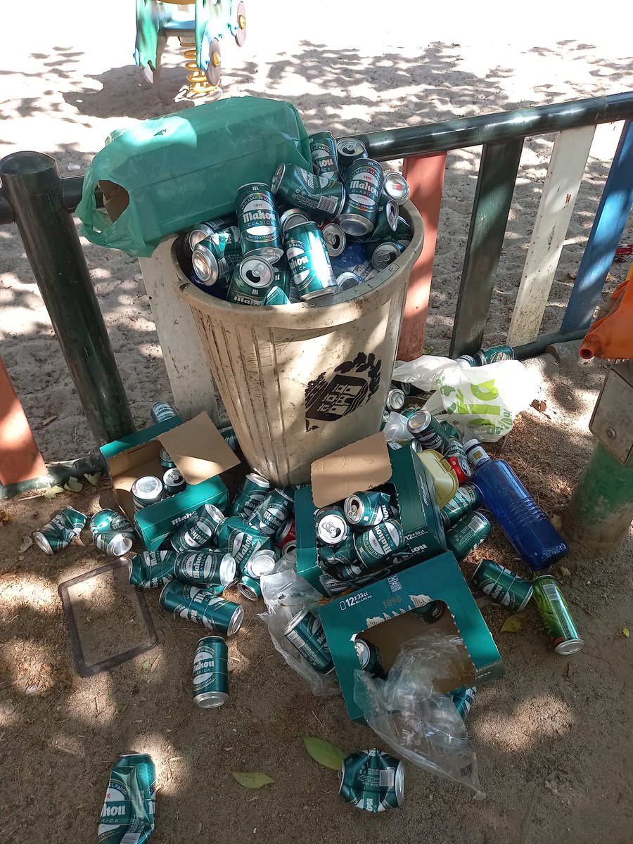 Plaza Rodrigo de Triana esta mañana. 
Continúa la impunidad al consumo de alcohol y drogas en los parques y plazas del distrito2. 
Los más perjudicados los niños y niñas del barrio que no pueden jugar en sus plazas.
<a href="/PoliciaAlcalaH/">Policía Local de Alcalá de Henares</a> <a href="/OrlenaMmm/">Orlena de Miguel</a> <a href="/AytoAlcalaH/">Ayuntamiento de Alcalá de Henares</a> <a href="/V_Acosta_VOX/">Víctor Acosta 🇪🇸🇻🇪🇨🇺🏴󠁧󠁢󠁳󠁣󠁴󠁿💚</a>