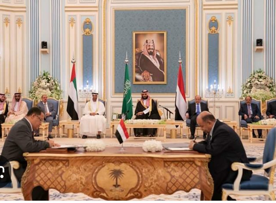 لماذا ألتزمت الشرعية باتفاق استكهولم ،والغير موقع بين الطرفين،على الرغم من أنها كانت قاب قوسين من السيطرة على الحديدة بدماء الجنوبيين
ولماذا تحارب الشرعية باطرافها الشماليين لعدم تنفيذ اتفاق الرياض والموقع بينها والانتقالي بحضور قيادة التحالف
استوعبناالدرس والتذاكي لن يستمر طويلا