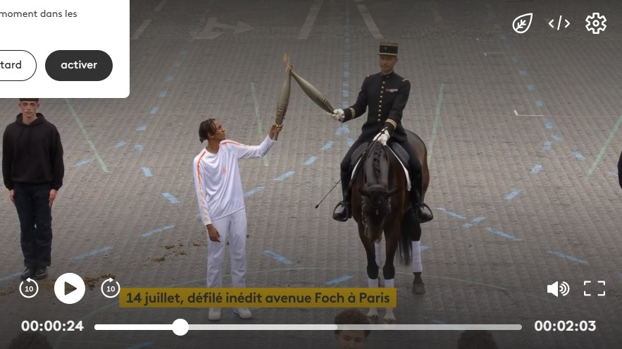 Dosinda961308's tweet photo. Hier, en fin de défilé et face à la tribune présidentielle, un cavalier, le colonel Thibaut Valette, a remis la flamme olympique à un jeune (noir) représentant d'un groupe de sportif à 80% d'origines africaines, de Seine-Saint-Denis, pas de Bretagne, pas de Charente ou d'Alsace, non, encore une fois, la Seine-Saint-Denis.

Les choses, surtout quand elles font partie d'un évènement national, ne sont jamais faites par hasard, dans ce cas précis, elles affirment avec force, que pour le monarque républicain de l'Élysée, la France, c'est la Seine-Saint-Denis, rappelez-vous, pour Macron 1ᵉʳ, en Seine-Saint-Denis « Il ne manque que la mer pour en faire la Californie ».

À chaque évènement, l'étranger sur le sol de France, prend toujours les traits du blanc placé '' volontairement '' en infériorité dans son propre pays par un monarque qui déclare que '' LA FRANCE N'A PAS DE CULTURE '' et qu'également, '' LES FRANÇAIS DOIVENT DÉCONSTRUIRE LEUR PROPRE HISTOIRE '' .... Rien que ça ........

Il faut donc s'attendre à voir Victor Hugo, incarné au cinéma par Omar Sy, voir Edith Piaf incarnée par Aya Nakamura (ça, c'est pour bientôt), voir un croissant de lune au sommet du sacré cœur et le mont St-Michel, rebaptisé mont Saint-Mahomet .....

Pas étonnant que le nombre de viols explose en France puisqu'il est autorisé dans certaines cultures privilégiées en France ;
Pas étonnant que 120 coups de couteaux sont donnés chaque jour en France parce que le couteau est l'arme des sacrifices de millions d'animaux dans une certaine culture, elles ont aussi privilégié en France.

Pas étonnant que les français soient rendus coupables de '' crime contre l'humanité '' par un président faisant vœux de pénitence en Algérie.
Pas étonnant que des supporters anglais soient sacrifiés au profit des racailles de cités de Seine-Saint-Denis lors d'une attaque en règle du Stade France.

Islam signifie '' soumission '' mais notre monarque Élyséen y rajoute le mot '' capitulation '' pour faire du peuple français, un migrant sur ses propres terres, un esclave dans ses propres villes, un paria au sein de ses campagnes et avec LFI, un étranger dans sa propre maison.

Quand les français comprendront qu'une élection, c'est voter POUR quelqu'un et non CONTRE quelqu'un, alors ce processus de négation de l'esprit français pourra peut-être s'inverser.

La libre pensée patriote