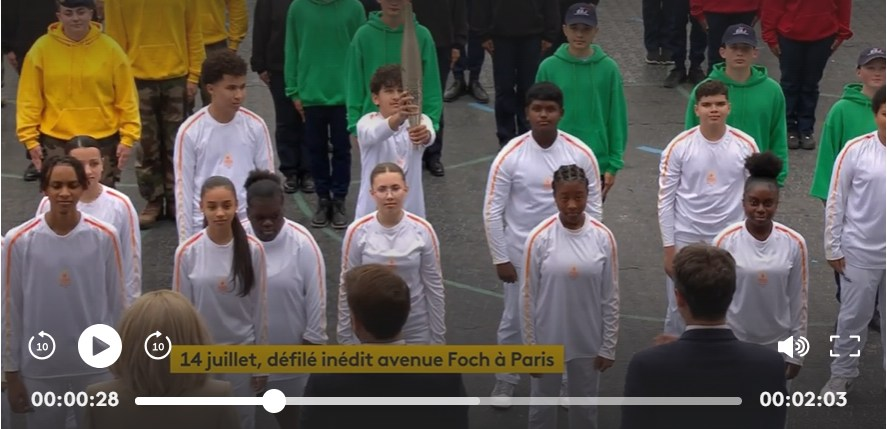 Dosinda961308's tweet photo. Hier, en fin de défilé et face à la tribune présidentielle, un cavalier, le colonel Thibaut Valette, a remis la flamme olympique à un jeune (noir) représentant d'un groupe de sportif à 80% d'origines africaines, de Seine-Saint-Denis, pas de Bretagne, pas de Charente ou d'Alsace, non, encore une fois, la Seine-Saint-Denis.

Les choses, surtout quand elles font partie d'un évènement national, ne sont jamais faites par hasard, dans ce cas précis, elles affirment avec force, que pour le monarque républicain de l'Élysée, la France, c'est la Seine-Saint-Denis, rappelez-vous, pour Macron 1ᵉʳ, en Seine-Saint-Denis « Il ne manque que la mer pour en faire la Californie ».

À chaque évènement, l'étranger sur le sol de France, prend toujours les traits du blanc placé '' volontairement '' en infériorité dans son propre pays par un monarque qui déclare que '' LA FRANCE N'A PAS DE CULTURE '' et qu'également, '' LES FRANÇAIS DOIVENT DÉCONSTRUIRE LEUR PROPRE HISTOIRE '' .... Rien que ça ........

Il faut donc s'attendre à voir Victor Hugo, incarné au cinéma par Omar Sy, voir Edith Piaf incarnée par Aya Nakamura (ça, c'est pour bientôt), voir un croissant de lune au sommet du sacré cœur et le mont St-Michel, rebaptisé mont Saint-Mahomet .....

Pas étonnant que le nombre de viols explose en France puisqu'il est autorisé dans certaines cultures privilégiées en France ;
Pas étonnant que 120 coups de couteaux sont donnés chaque jour en France parce que le couteau est l'arme des sacrifices de millions d'animaux dans une certaine culture, elles ont aussi privilégié en France.

Pas étonnant que les français soient rendus coupables de '' crime contre l'humanité '' par un président faisant vœux de pénitence en Algérie.
Pas étonnant que des supporters anglais soient sacrifiés au profit des racailles de cités de Seine-Saint-Denis lors d'une attaque en règle du Stade France.

Islam signifie '' soumission '' mais notre monarque Élyséen y rajoute le mot '' capitulation '' pour faire du peuple français, un migrant sur ses propres terres, un esclave dans ses propres villes, un paria au sein de ses campagnes et avec LFI, un étranger dans sa propre maison.

Quand les français comprendront qu'une élection, c'est voter POUR quelqu'un et non CONTRE quelqu'un, alors ce processus de négation de l'esprit français pourra peut-être s'inverser.

La libre pensée patriote