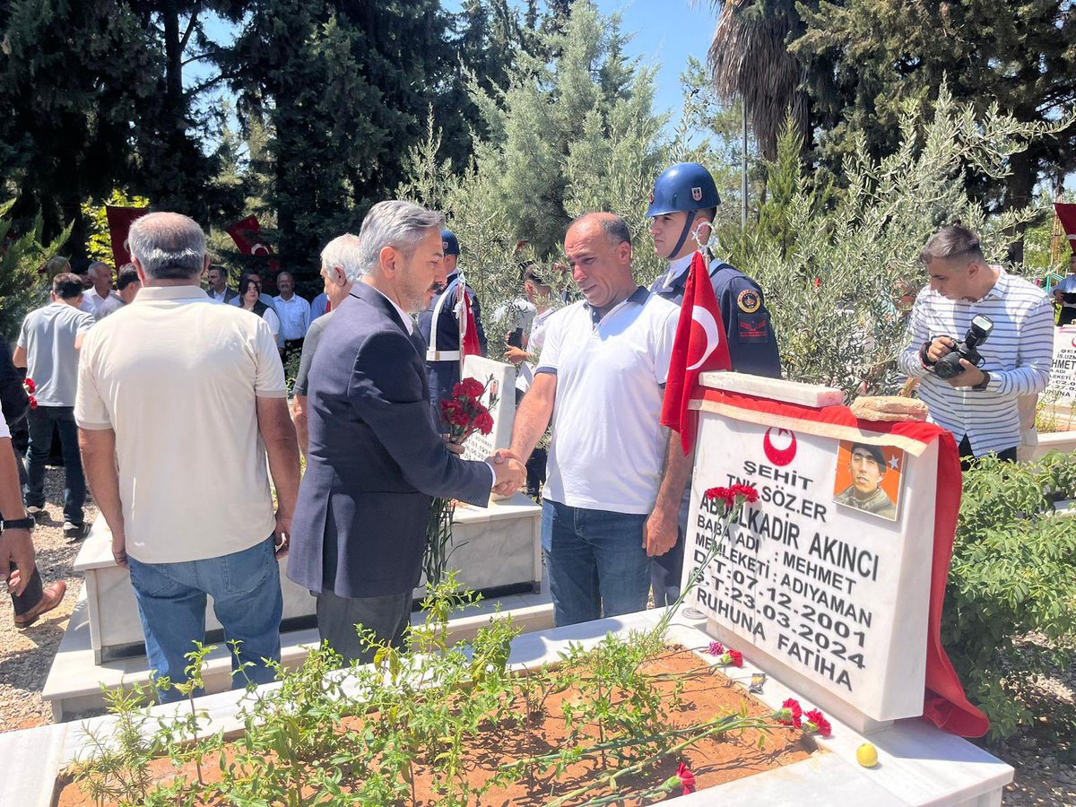 AhmetAYDIN_02's tweet photo. Kim bu cennet vatanın uğruna olmaz ki feda?
Şüheda fışkıracak, toprağı sıksan şüheda.
Canı, cananı, bütün varımı alsın da Hüda,
Etmesin tek vatanımdan beni dünyada cüda.

#15Temmuz Demokrasi ve Milli Birlik Günü vesilesiyle İl Protokolümüz ile  Adıyaman’da şehitlerimizin makamlarına ziyarette bulunup mukaddes ruhlarına Fatiha’lar armağan ettik.
Rabbim şefaatlerine nail eylesin.