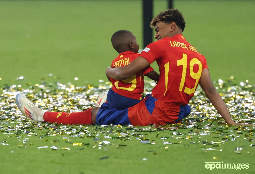 josel_paniagua's tweet photo. Un gran momento de @LamineeYamal tras el partido @ItsABirdPhoto 
@epa_sport @EPA_Images 
#EURO2024 #espanacampeona #LamineYamal https://t.co/4xzYBMICxJ