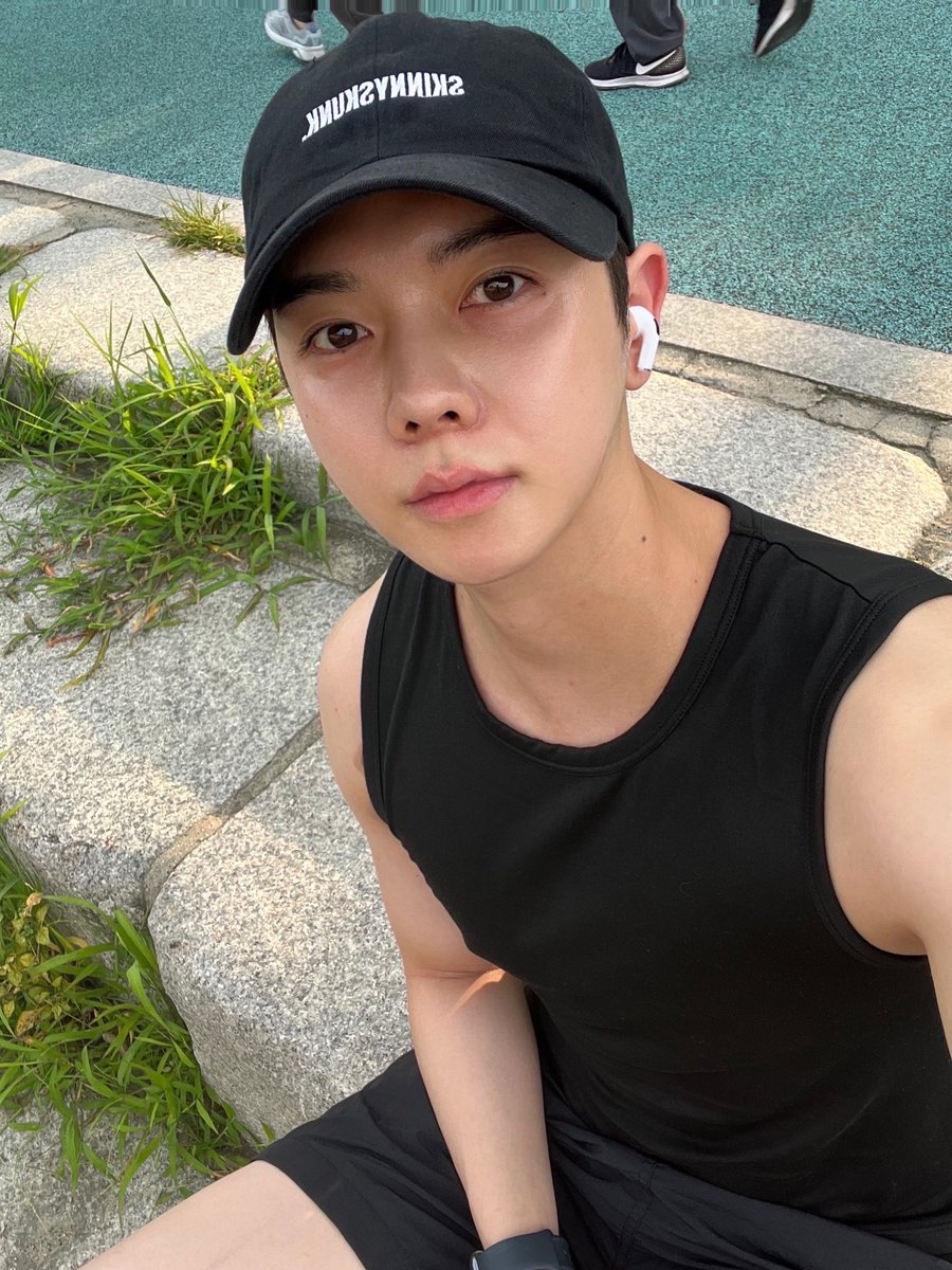 glorypath95's tweet image. 이러고 뛰어다녔단 말야?..
다 쳐다봤겠구만~

🗣 저사람 좀봐~
🗣 아이돌인가?
🗣 존잘이네~
목격하신분들 연락주세요
실물 후기들어야 겠음ㅋ
#헬친자 #체육인 #몸짱
#근육토끼 #런닝맨