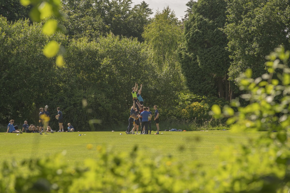 StrathallanSchl's tweet photo. Starting our students on their own coaching journeys, our Strathallan Rugby Academy conducted a two-week course before the end of term, equipping players with the qualifications to take their game even further 📈🏉🔥 

#DrivingRugbyForward #GameChanging #StrathRugby https://t.co/7yGHoq6xMZ
