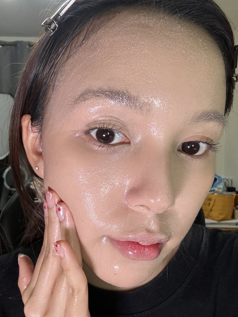 คลีนซิ่งออยล์ไม่อุดตันผิว ✅
แนนใช้ของ skin1004 centella ทำความสะอาดเมคอัพ กันแดดเกลี้ยงงง ลดการใช้สำลีด้วย หน้าก็จะไม่เหี่ยวเร็ว แล้วตัวนี้ไม่มีพาราเบน แอลกอฮอล์ ซิลิโคน มิเนอรัลออยล์ด้วยย เนื้อบางล้างแล้วไม่มีความมันทิ้งบนผิวน้าา 

เวลาใช้ให้ปั้มออกมาแล้วนวดๆๆ ถ้ารู้สึกฝืดๆ ให้ปั้มเพิ่มได้ ตอนล้างพรมน้ำบนหน้านิดนึง จนเปลี่ยนเป็นน้ำลมสีขาวก่อน เขาจะช่วยพาเมคอัพได้ดีกว่าล้างน้ำตู้มเดียวว แล้วหลังจากนั้นก็ล้างน้ำออกได้เลย