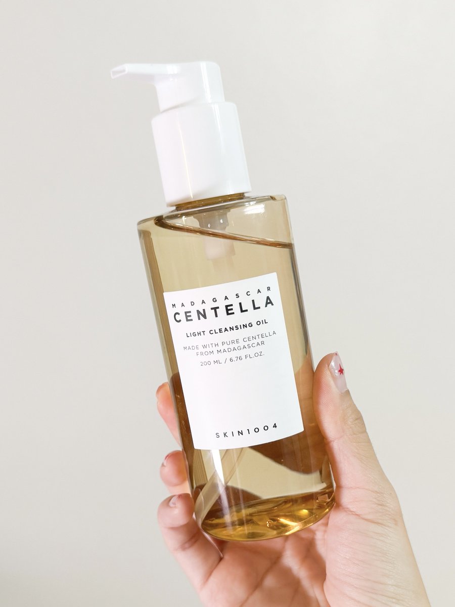 คลีนซิ่งออยล์ไม่อุดตันผิว ✅
แนนใช้ของ skin1004 centella ทำความสะอาดเมคอัพ กันแดดเกลี้ยงงง ลดการใช้สำลีด้วย หน้าก็จะไม่เหี่ยวเร็ว แล้วตัวนี้ไม่มีพาราเบน แอลกอฮอล์ ซิลิโคน มิเนอรัลออยล์ด้วยย เนื้อบางล้างแล้วไม่มีความมันทิ้งบนผิวน้าา 

เวลาใช้ให้ปั้มออกมาแล้วนวดๆๆ ถ้ารู้สึกฝืดๆ ให้ปั้มเพิ่มได้ ตอนล้างพรมน้ำบนหน้านิดนึง จนเปลี่ยนเป็นน้ำลมสีขาวก่อน เขาจะช่วยพาเมคอัพได้ดีกว่าล้างน้ำตู้มเดียวว แล้วหลังจากนั้นก็ล้างน้ำออกได้เลย