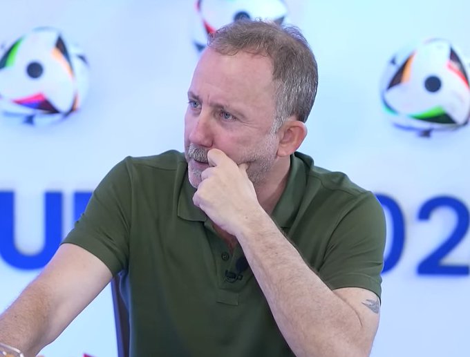 EPL_Gunlukleri's tweet photo. 🗣️ Sergen Yalçın: “Bellingham, yıldız oyuncu değil.”

🗣️Candaş Tolga Işık: “Yapma Hocam. La Liga’da yılın oyuncusu seçildi.”

🗣️ Sergen Yalçın: “Nerede oynuyor? Real Madrid. Osasuna’da yapsın bunları görelim. Real Madrid’de ben de oynasam o kadar gol atarım. Yıldız oyuncu maçı tek başına çevirebilendir. Bellingham, hangi maçı çevirdi?”
