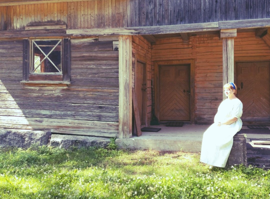 Tulin kertomaan, että instagram-tililläni esittelen oman aikani hämäläisiä kartanoita, niitäkin, jotka ovat jo painuneet ajan usvaan... 😊