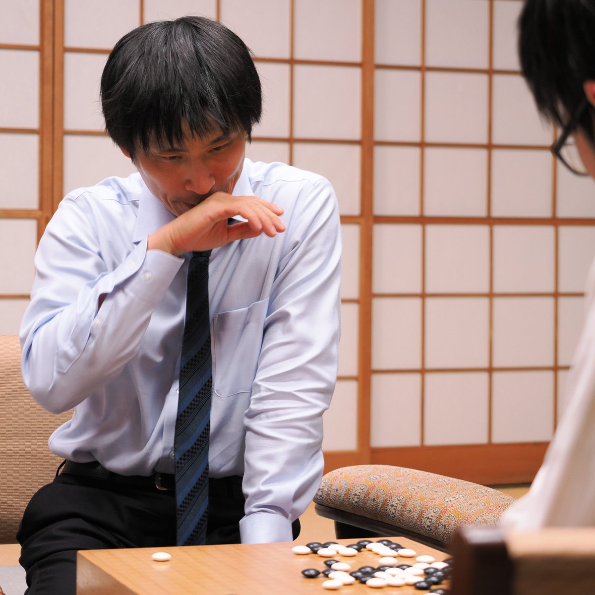 公)名人リーグは許家元九段が張栩九段との読み合いを制し、他のリーガーに先駆けて5勝3敗で今期リーグを終えました。張栩さんは1勝6敗。すでにリーグ陥落が決まっていますが、非常に力のこもった一局でした。22日の最終一斉対局では志田達哉八段(0勝7敗)と対戦します。