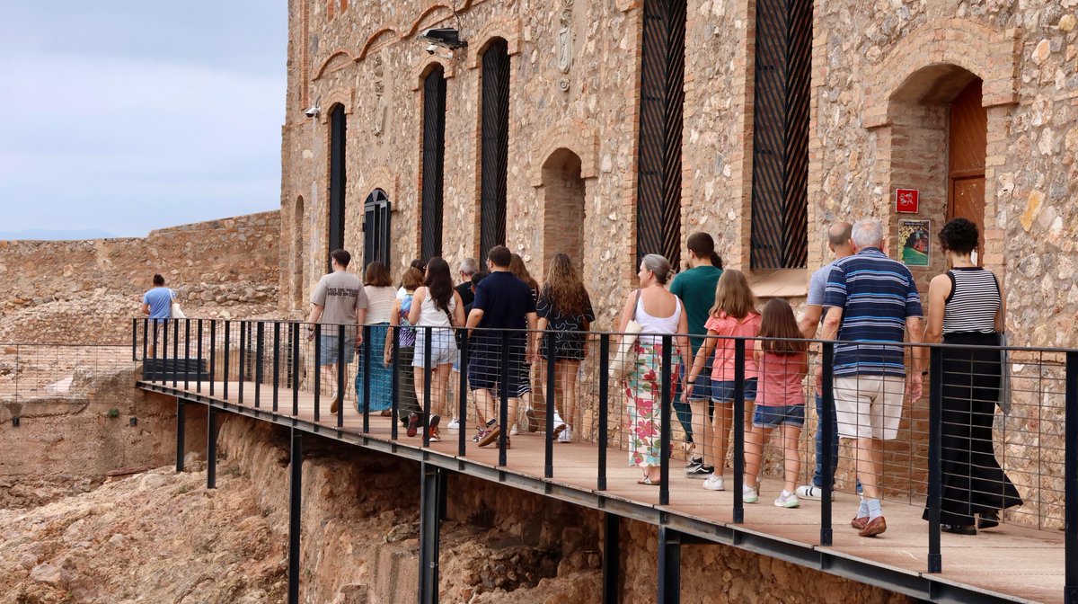 ¡Recuerda! ⚠️ Mañana, 🗓️sábado 20 de julio a las 🕥 19h, tendremos una Visita Teatralizada 🎭 en el Castillo de las 300 Torres y el Centro Histórico. 🏰

ℹ️ Reserva tu plaza llamando ☎️ al +34 964 602 855 o enviando un correo electrónico 📨 a onda@touristinfo.net