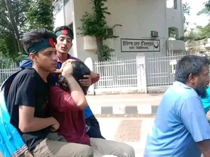 TaenieaJ's tweet photo. ARMY help us please! make this tweet viral and make it international news.we need your help #DhakaUniversityUnderAttackbyGoverment
#DUUnderAttack
#QuotaReformMovement
#generalstudentsAreAttakedByTerroristStudentlegue https://t.co/JAx0RzyVh4