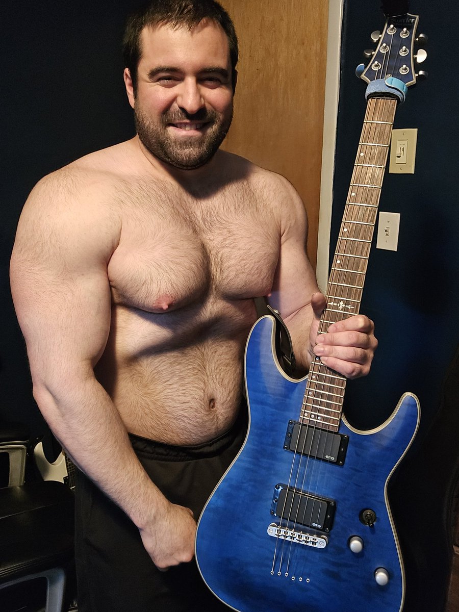 Chris1Constant's tweet photo. Stomach vacuum with a guitar! https://t.co/lWl05swJGk