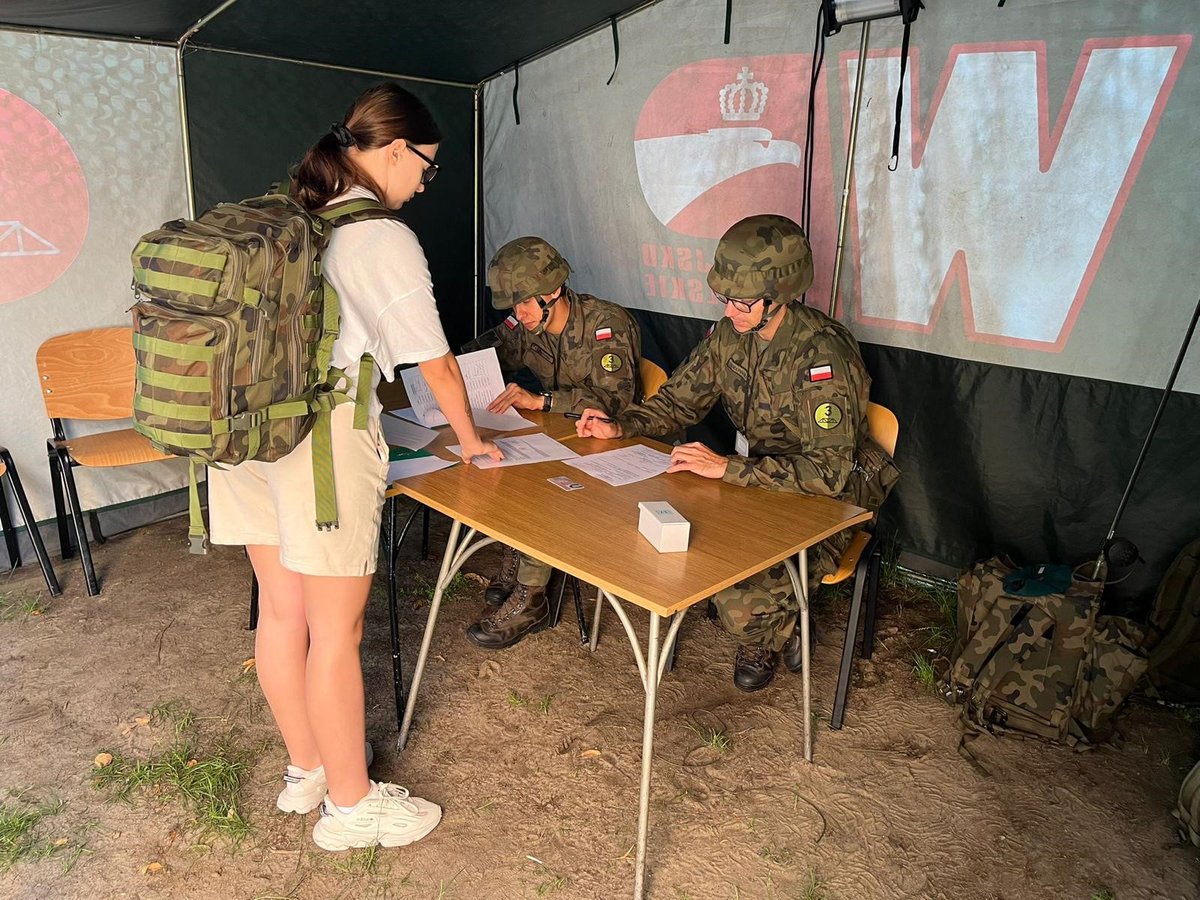 WCRGrudziadz's tweet photo. Dziś w #3psap w m. Chełmno odbyło się wcielenie kolejnego turnusu #DZSW w ramach projektu #WakacjezWojskiem. Szkolenie potrwa do 10 sierpnia i zakończy się uroczystą przysięgą.🙌🫡

@MON_GOV_PL 
@ZolnierzRP https://t.co/VDnQB6Ia5e