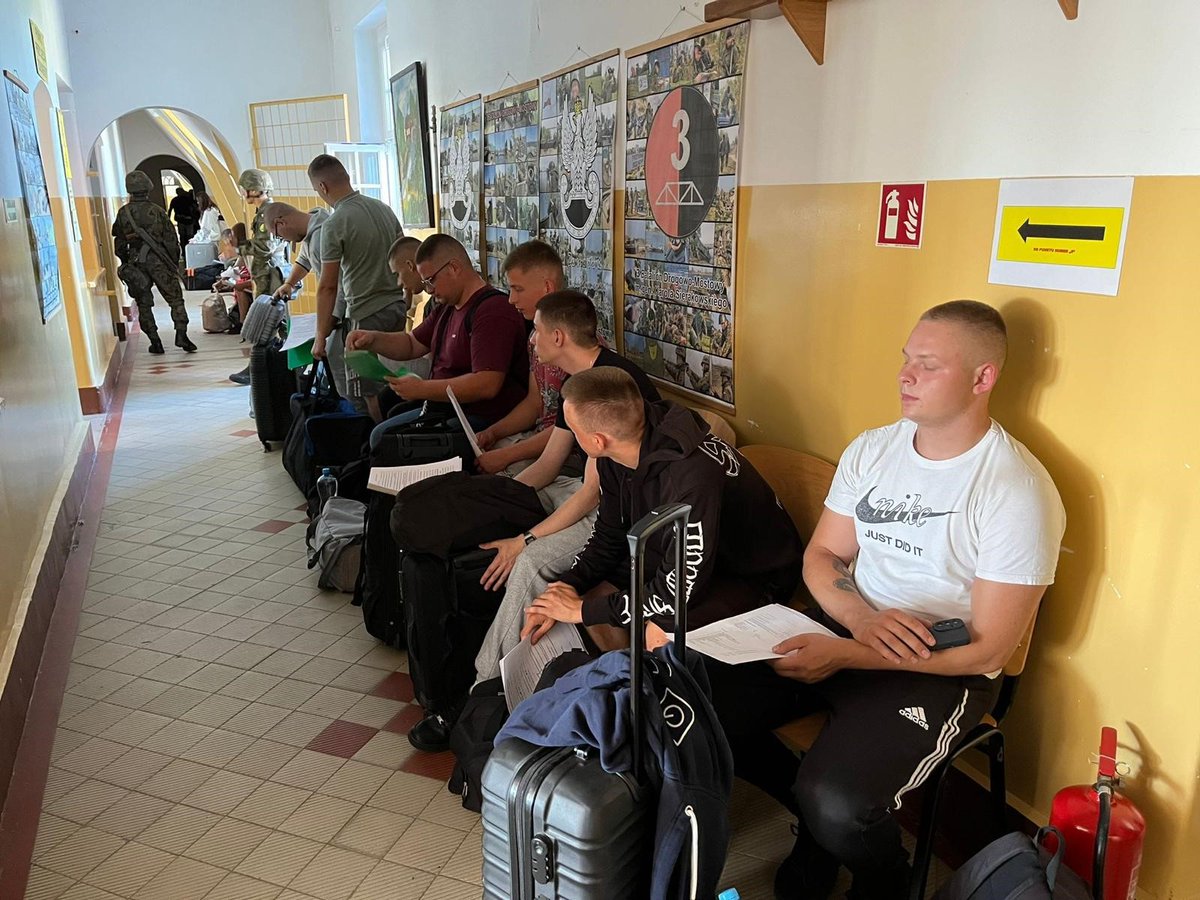 WCRGrudziadz's tweet photo. Dziś w #3psap w m. Chełmno odbyło się wcielenie kolejnego turnusu #DZSW w ramach projektu #WakacjezWojskiem. Szkolenie potrwa do 10 sierpnia i zakończy się uroczystą przysięgą.🙌🫡

@MON_GOV_PL 
@ZolnierzRP https://t.co/VDnQB6Ia5e