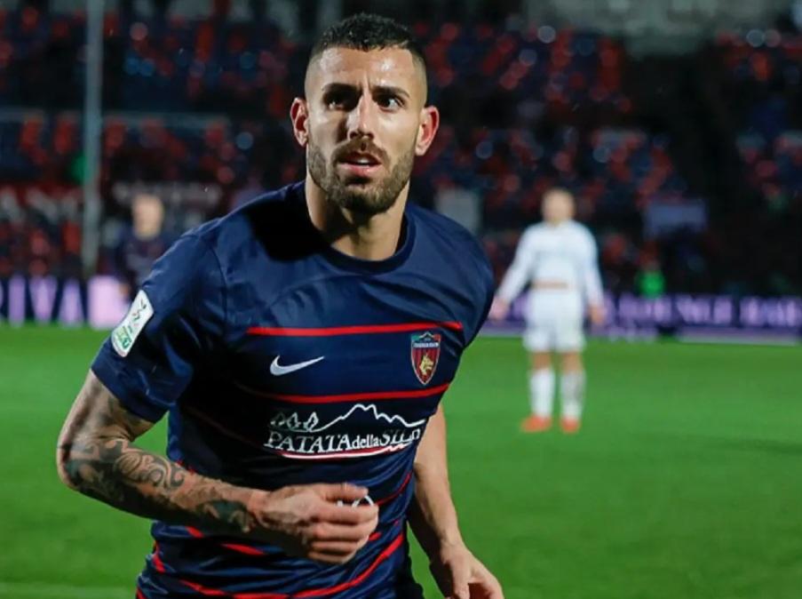Filo808889's tweet photo. 🚨ULTIM'ORA SAMPDORIA🚨 Accardi oggi incontrerà la dirigenza del Cosenza per parlare di Gennaro Tutino potrebbe esserci una chiusura istantanea...Tutino servirebbe molto dentro alla squadra di Pirlo vediamo se il neo direttore sportivo riuscirà a portarlo a Genova. https://t.co/Vb2oQwQcDC