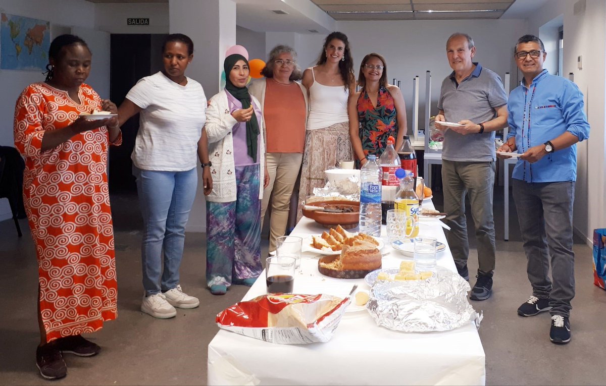 FAdsisNavarra's tweet photo. Desde #FAdsisNavarra os mostramos un bonito encuentro que realizamos desde el #ProgramaEnlace de #MentoríaSocial entre las personas mentoras y las mentoradas en el que celebran conocerse un poco más con una apetitosa merienda internacional😋 https://t.co/BTNxU8PJdw