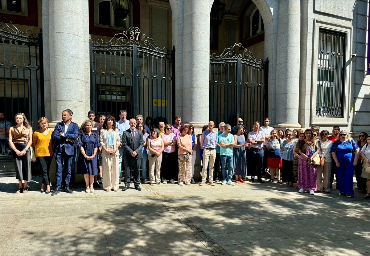 franmartagui's tweet photo. ⚫Mes negro en la lucha contra la violencia machista.

Minuto de silencio en @IgualdadGob junto a la ministra @_anaredondo_ en repulsa por 2 asesinatos confirmados y 4 más que se están investigando. Todo ello en los últimos días. Cifras insoportables.

La sociedad debe estar unida, no podemos mirar hacia otro lado.