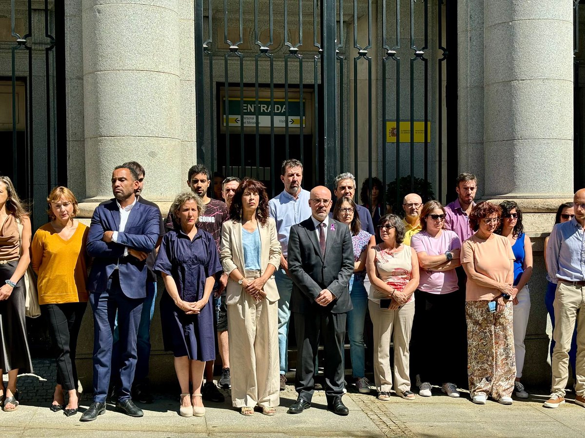 franmartagui's tweet photo. ⚫Mes negro en la lucha contra la violencia machista.

Minuto de silencio en @IgualdadGob junto a la ministra @_anaredondo_ en repulsa por 2 asesinatos confirmados y 4 más que se están investigando. Todo ello en los últimos días. Cifras insoportables.

La sociedad debe estar unida, no podemos mirar hacia otro lado.