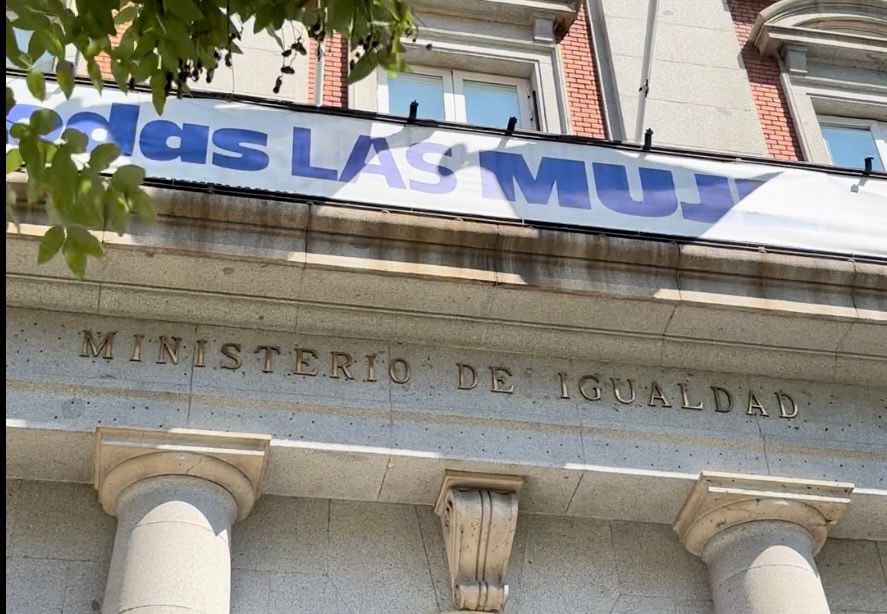 franmartagui's tweet photo. ⚫Mes negro en la lucha contra la violencia machista.

Minuto de silencio en @IgualdadGob junto a la ministra @_anaredondo_ en repulsa por 2 asesinatos confirmados y 4 más que se están investigando. Todo ello en los últimos días. Cifras insoportables.

La sociedad debe estar unida, no podemos mirar hacia otro lado.