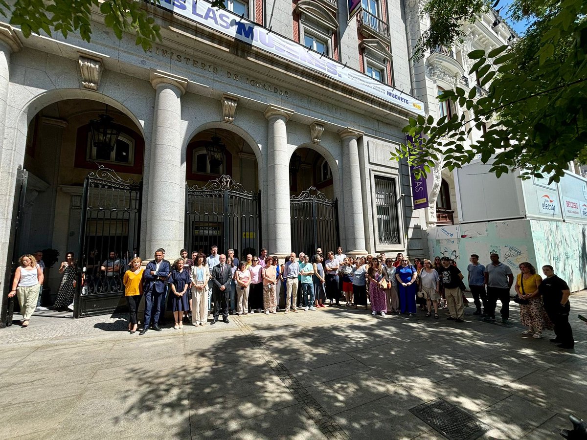 franmartagui's tweet photo. ⚫Mes negro en la lucha contra la violencia machista.

Minuto de silencio en @IgualdadGob junto a la ministra @_anaredondo_ en repulsa por 2 asesinatos confirmados y 4 más que se están investigando. Todo ello en los últimos días. Cifras insoportables.

La sociedad debe estar unida, no podemos mirar hacia otro lado.