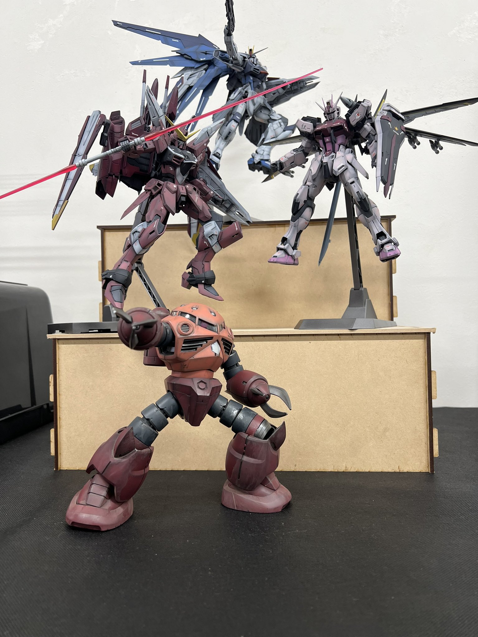 MGストライクルージュとデスティニーガンダム （機動戦士