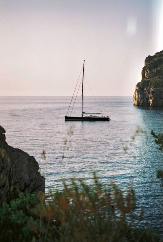 «Sigo amando el Mediterráneo. Por la mañana me parece joven como Ulises», D. H. Lawrence.