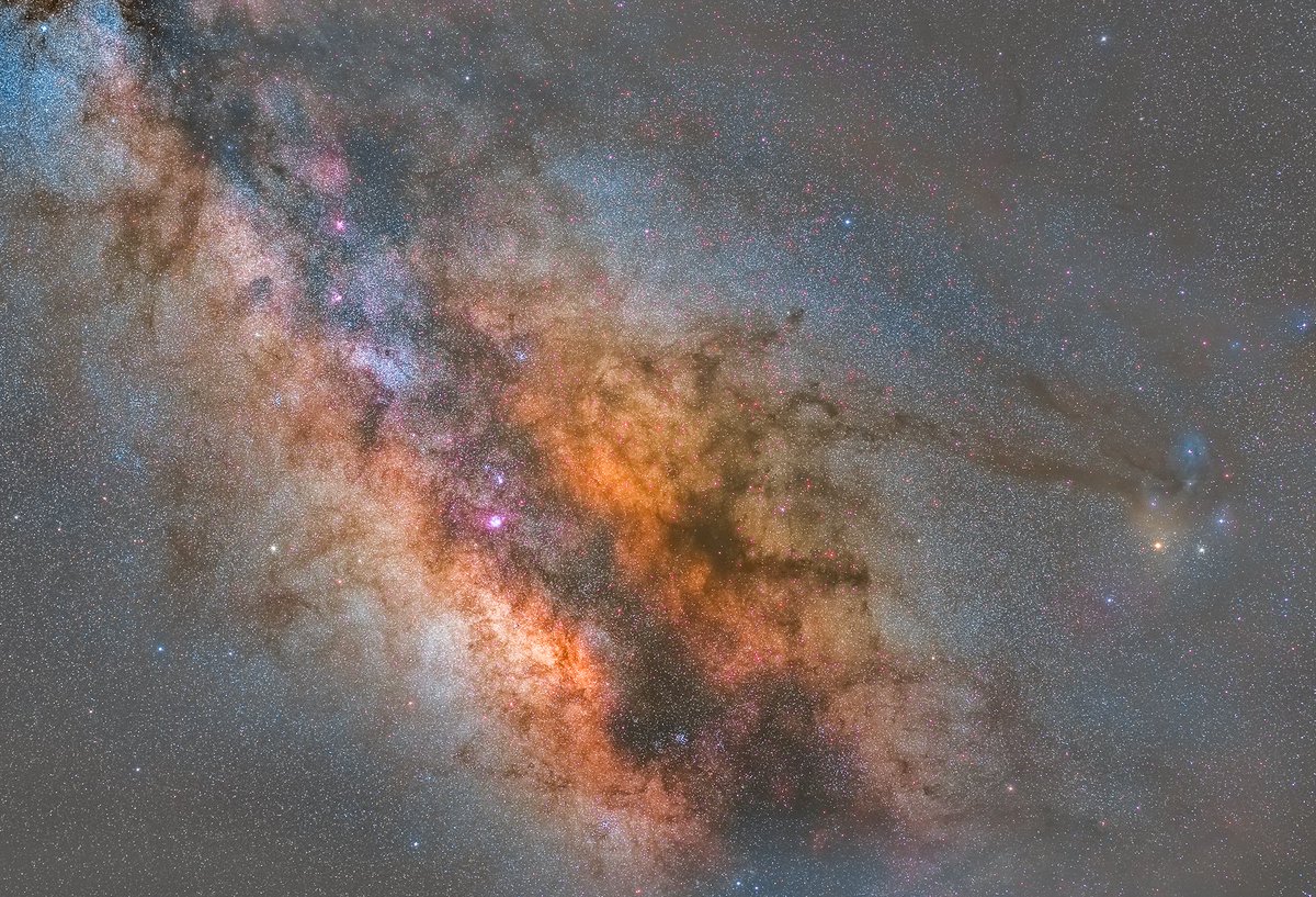 GioAlbLat's tweet photo. Milky Way core with real colors. From Castelluccio plateau. With 40mm Sigma art f1.4 on 5d mk3. Integrating 250 shots (5 groups with manual dithering) at f2, 25.600 ISO, 4 sec, from tripod. Pixinsight + PS.
#nightpics #nightskyphotography
#space #starshooting #milkyway #vialattea https://t.co/VKpXoXIWO5