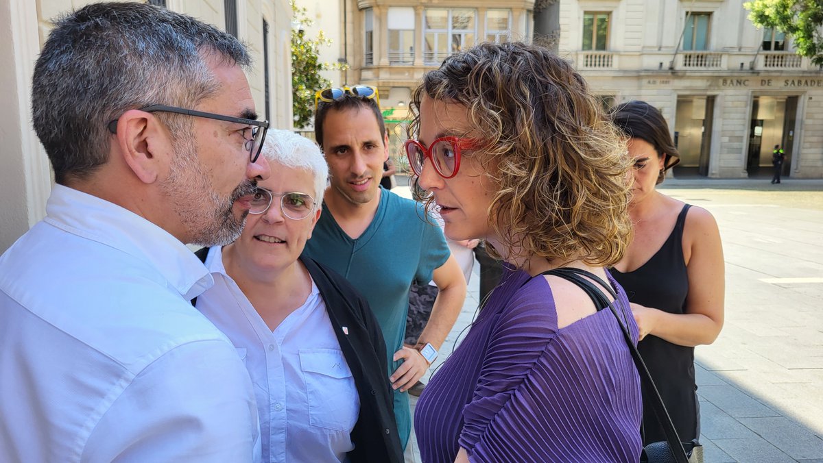 ercsabadell's tweet photo. ⚫️ Participem al minut de silenci per rebutjar l'assassinat masclista d'una veïna del barri de #CaNOriac.
👩🏻🦱🗣️ Consellera #taniaverge: «No serem una societat lliure fins que les dones no tinguin una vida lliure de violències masclistes».
🟪 #EnsVolemVives #NiUnaMés #NiUnaMenys https://t.co/iqUJMVOqvb