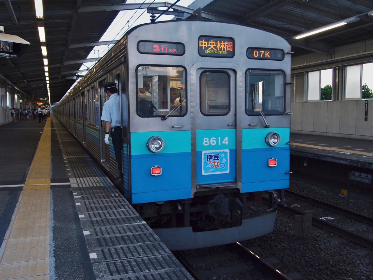 CeracomRail9000's tweet photo. 1枚目は登場したて、
2枚目は引退間際。
案外と伊豆なつ号としての姿を撮ってないんだなと反省するところです、、、
#みんなの伊豆のなつ号  #東急 #8500系　#8614f https://t.co/nLKN5VOJkd