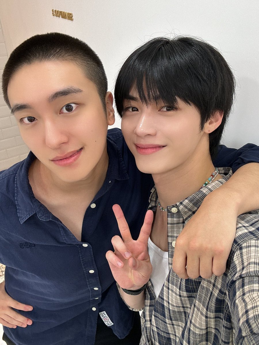 OmegaX_members's tweet photo. [#OX]

내 친구 세빈

#OMEGA_X #오메가엑스  
#한겸 #HANGYEOM https://t.co/G4mN3rqtiC