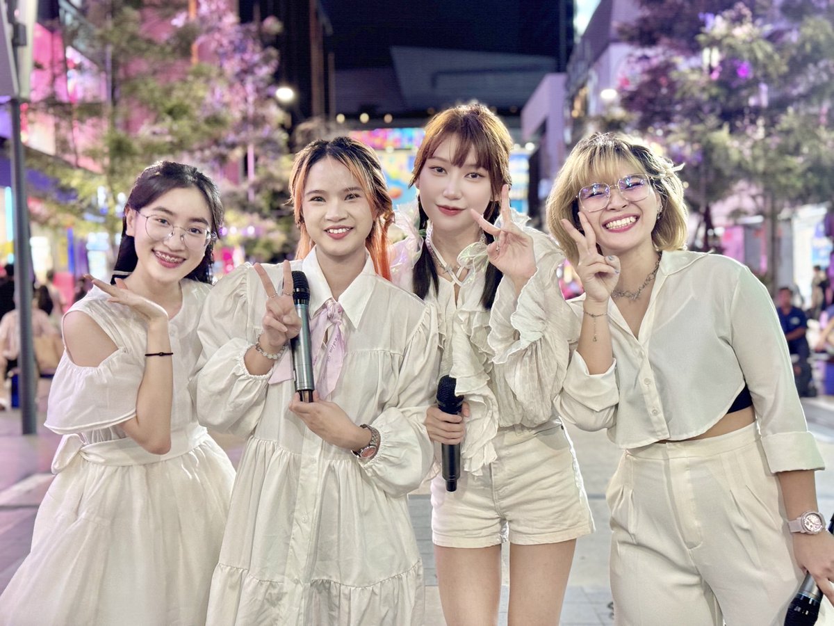 jokermaster619's tweet image. SHIMMER SHRIMPMER ไอดอลสุดน่ารัก ที่มีเอกลักษณ์ กับโชว์สุดประทับใจที่ Siam Square Walking Street ผมชอบเพลงและแนวทางวงนี้มากเลย ไม่ธรรมดา^__^
.
มาชมโชว์ของพวกเธอกันครับ youtu.be/YKhvn9_XB4U?si…
.
#ShimmerShrimpmer #Siamsquare #SiamSquareWalkingStreet #PMCU #Tempu #IdolGaze