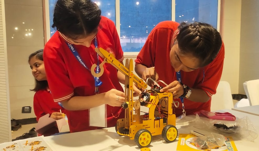 vodafoneIN_Fdtn's tweet photo. The atmosphere is electric as junior and senior students from across the state go head-to-head at our on-going Robotsav! Here's a sneak-peek from the competition arena and exhibition stalls. @IndiaDST @RajGovOfficial @EricssonIndia @Moineeorg #Robotics #Robotsav #Innovation https://t.co/kY0t8LjlJA