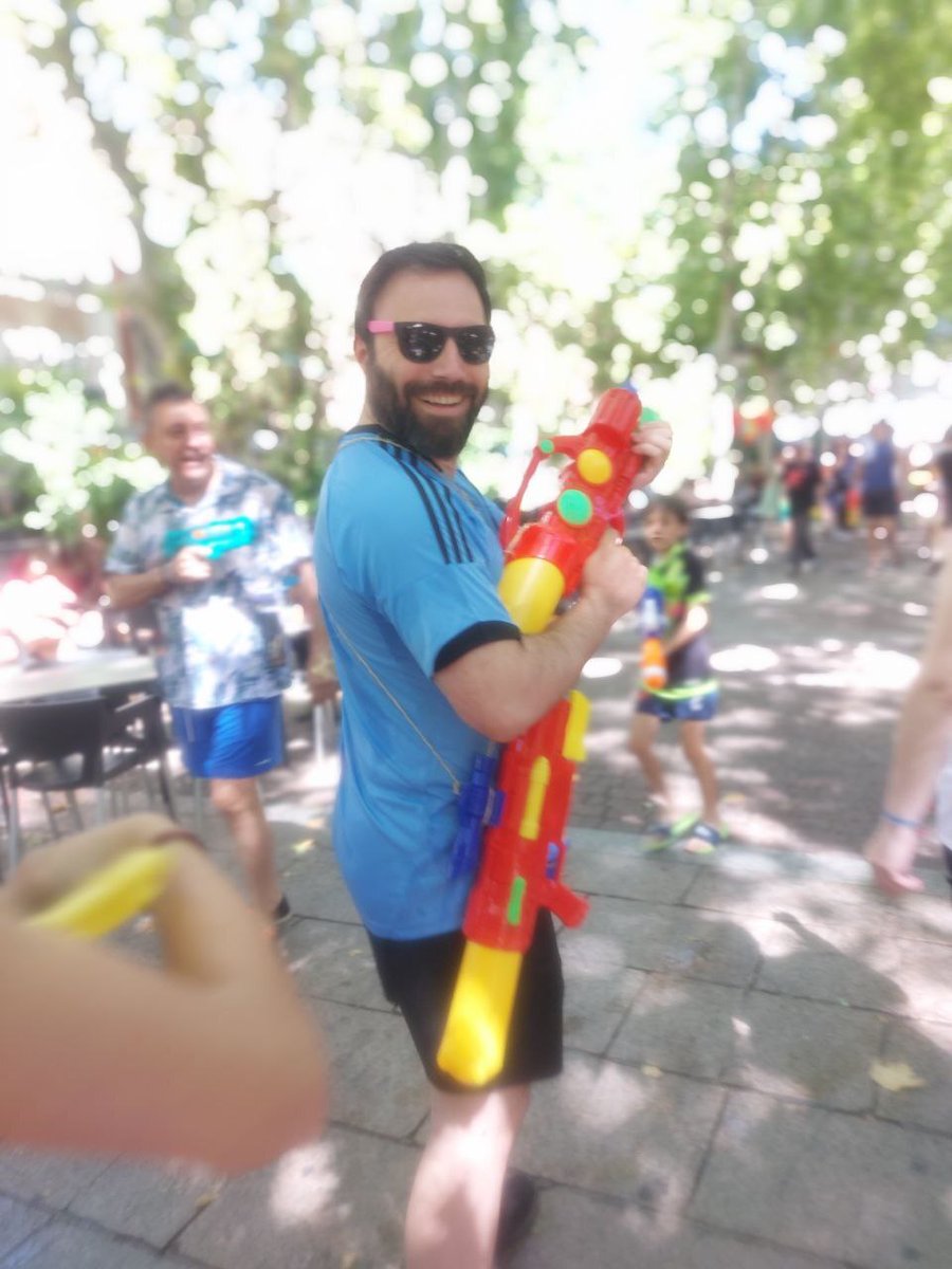 JMDpvallecas's tweet photo. ⛵ En la recta final de las #FiestasDelCarmen, el distrito #PuenteDeVallecas ayer se convirtió de nuevo en un #PuertoDeMar.

🧜‍♂️¡Nadie quiso perderse la #BatallaNaval! 

#VirgenDelCarmen #BatallaNaval #FiestaAcuática https://t.co/PUYeRtmEPg