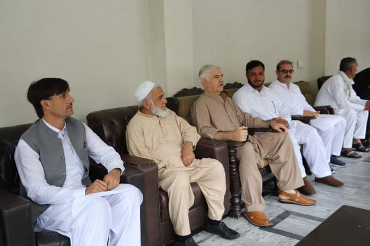 official_ptip's tweet photo. چیئرمین پاکستان تحریک انصاف پارلیمنٹیرین و سابق وزیر اعلیٰ محمودخان نےدوسرے روز بھی اپنے آبائی گاؤں مٹہ خریڑئی میں عمائدین علاقہ،کارکنوں اور علاقے کے مشران سے ملاقات کی، اس موقع پر عمائدین علاقہ نے سابق وزیر اعلی کو علاقائی مسائل سے اگاہ کیا۔ https://t.co/VkBPe0svr9