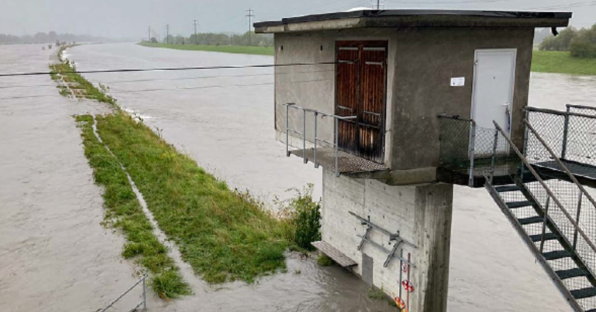 Publié par l’Office fédéral de l’environnement (OFEV), l’Annuaire hydrologique de la #Suisse donne une vue d’ensemble des événements hydrologiques de l’année au niveau national. La plupart des données proviennent des relevés de l’OFEV.👉bafu.admin.ch/bafu/fr/home/t…

Foto: A. Kohler