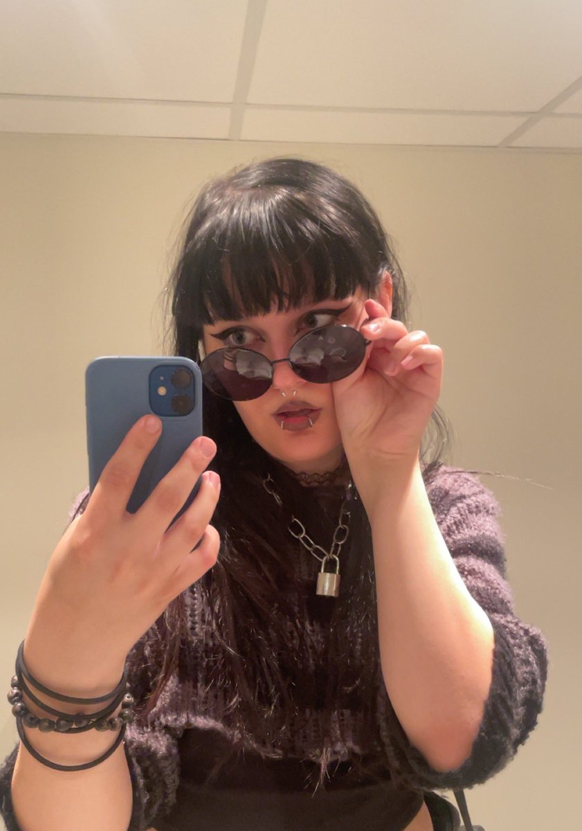 DefinitelyLunaa's tweet image. Got big round sunglasses that actually kinda suit me B)